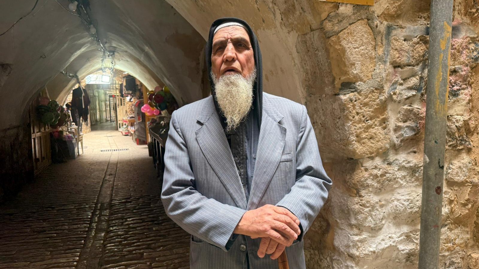 Hosni al-Rajbi, a survivor of the 1994 Ibrahimi Mosque massacre, pauses after praying (MEE/Lubna Masarwa)