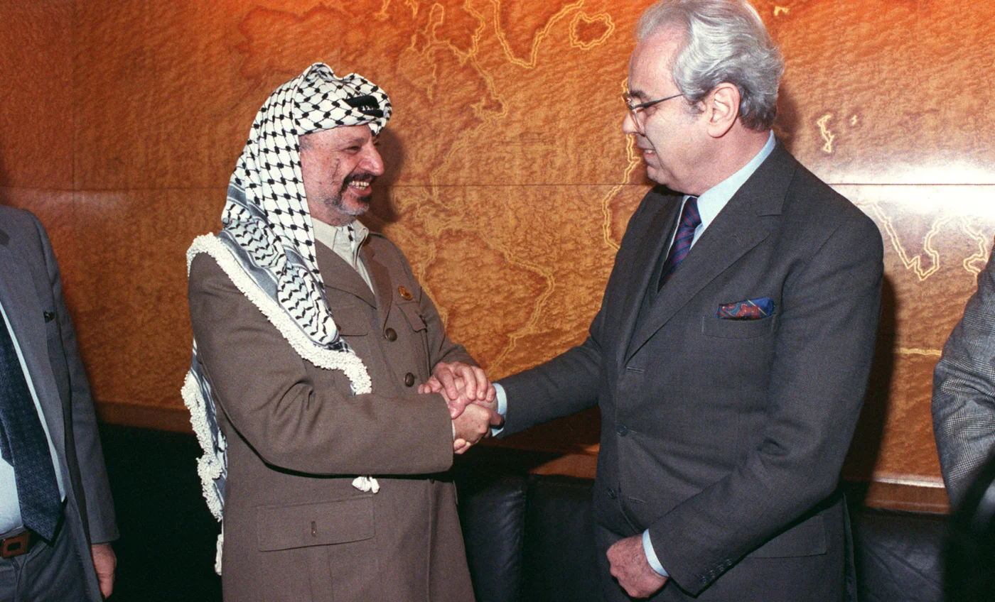PLO leader Yasser Arafat meets with UN General Secretary Javier Perez de Cuellar during a meeting about Palestine at UN European HQ, Geneva, on 14 December 1988 (AFP)